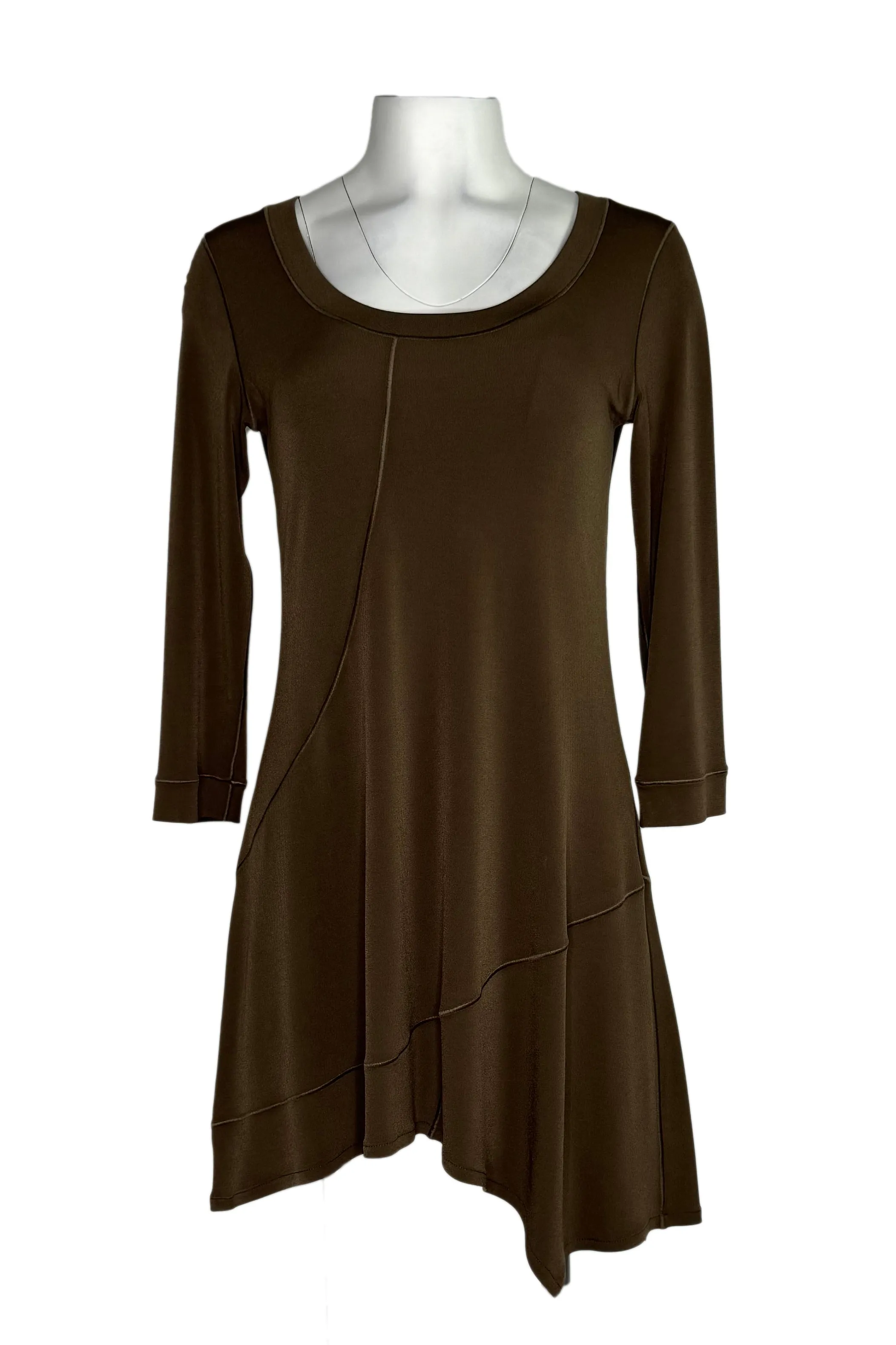 Asymmetric banded scoop neck 3/4 sleeve tunic