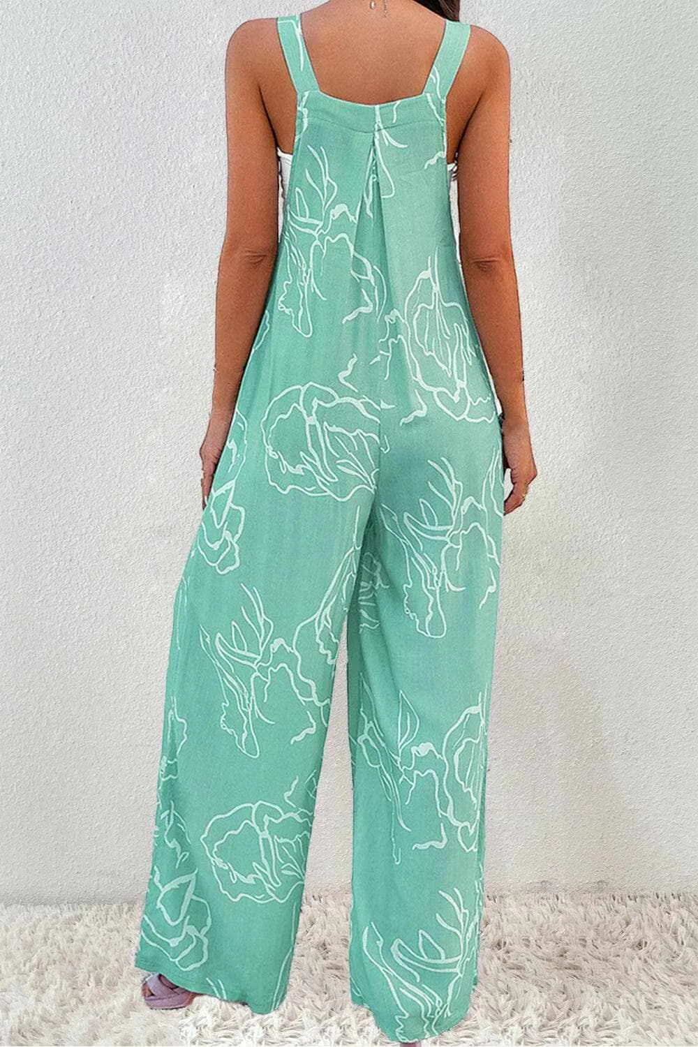 Stylish wide-leg jumpsuit with pockets